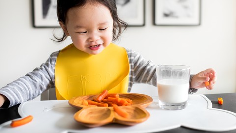 Các chất dinh dưỡng cần thiết giúp trẻ phát triển toàn diện về thể chất, trí não